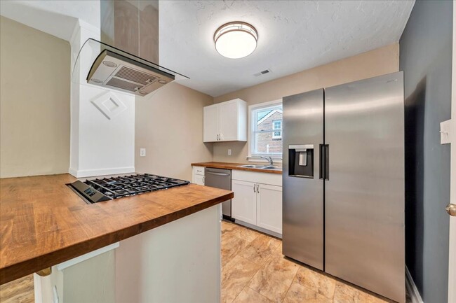 Foto del edificio - Updated 2 bedroom 1 bath with hardwood flo...
