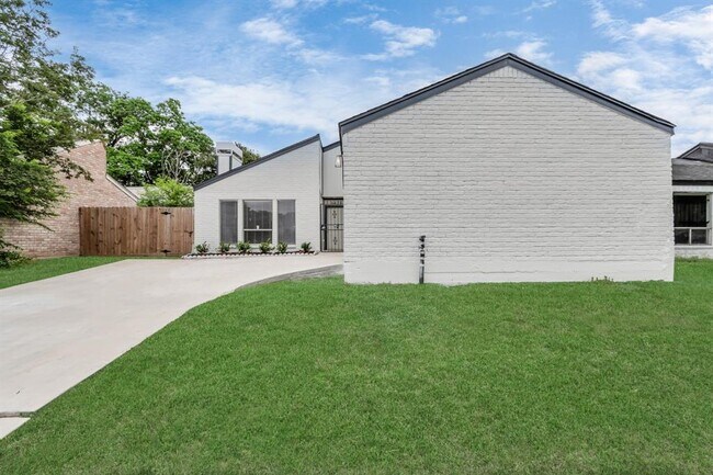 Building Photo - 6423 Coachwood Dr
