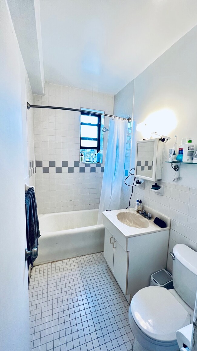 Building Photo - Bright, extra large 1 bed in Sunnyside