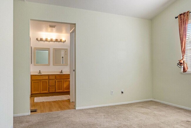 Foto del edificio - 127 Orr Rd