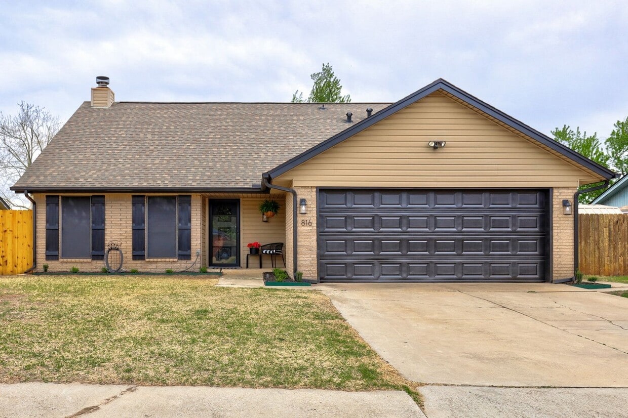 Foto principal - 816 N Briarcliff Dr