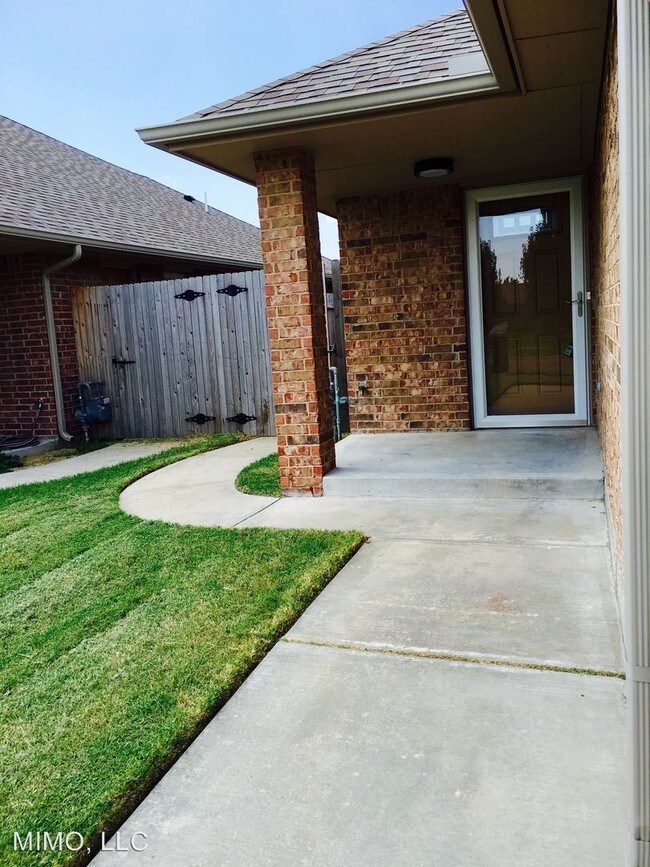 Building Photo - 15017 Kyle Dr