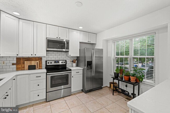 Building Photo - 9451 Fens Hollow