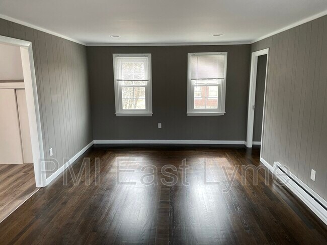 Foto del edificio - 24 Railroad Ave