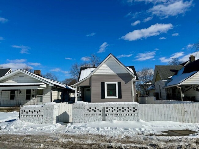 Building Photo - Stunning 2-Bedroom, 2-Full Bathroom Home Near Downtown Indianapolis!!