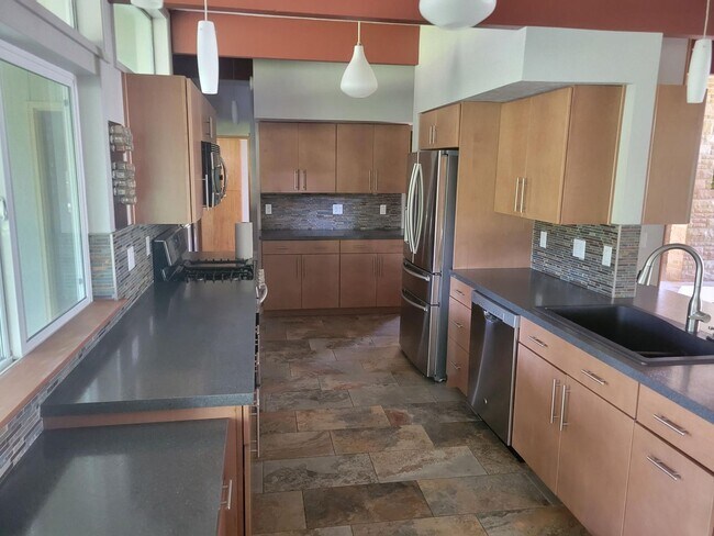 Foto del edificio - Very spacious 4 bedroom, 3 bathroom home i...