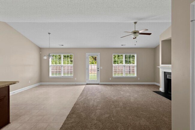 Building Photo - Country Living and Adorable Home!