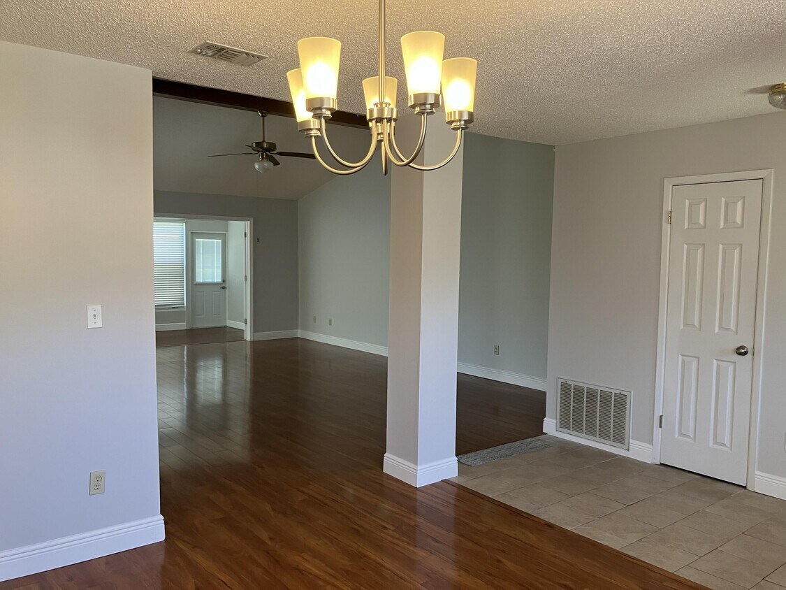 Foto del edificio - 4535 Parkwood Ln E