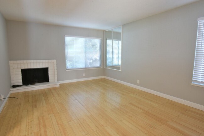 Foto del edificio - Beautiful 3 Bedroom 2.5 Bath End Unit Town...