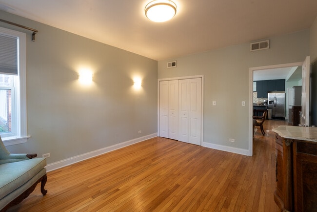 Foto del edificio - 2844 N Harding Ave