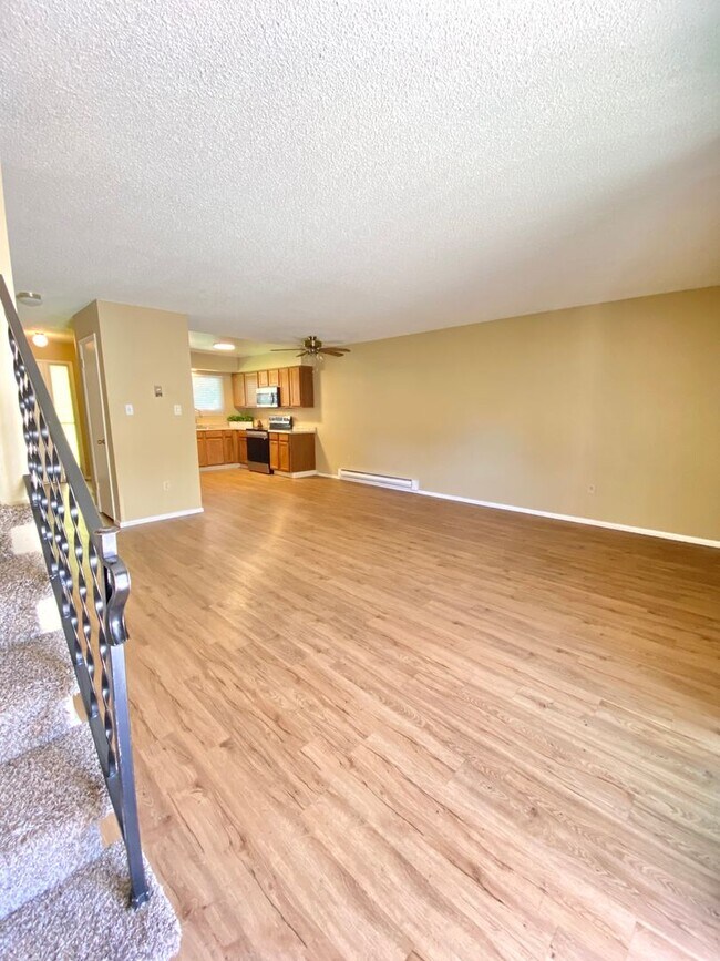 Foto del edificio - 2 Bedroom 1 1/2 Bath Townhome