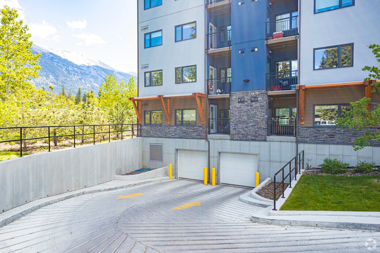 Building Photo - Vue Canmore