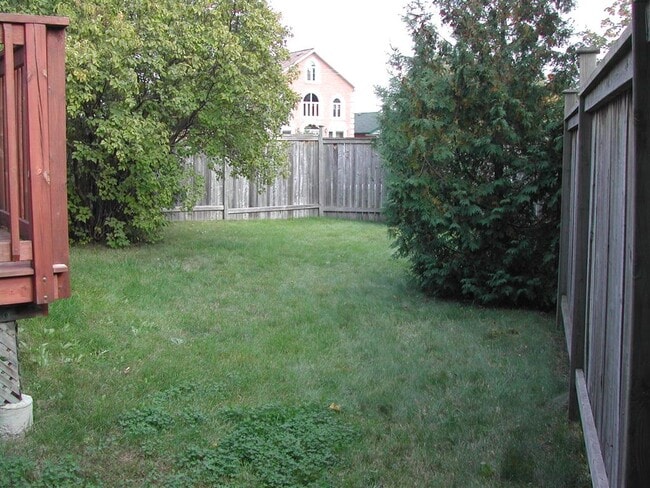 Building Photo - 10 Maxim Cres