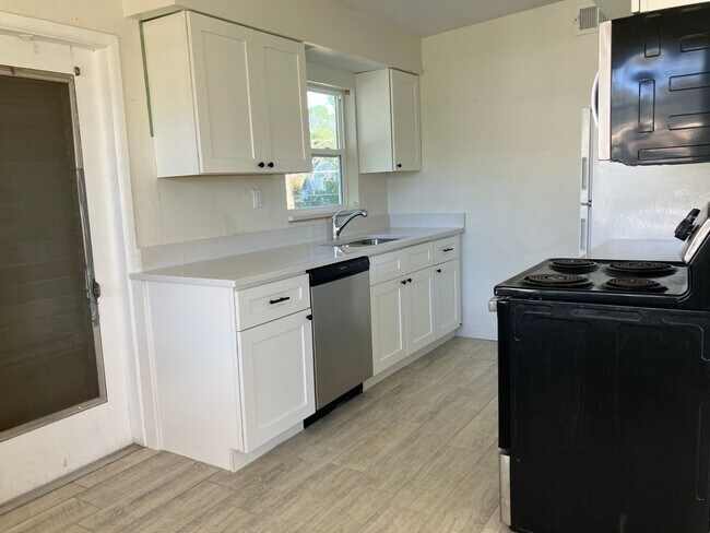 Building Photo - 2 Bed 1 Bath Home | Pet Friendly | Washer Dryer Hook Ups | Section 8 Welcome