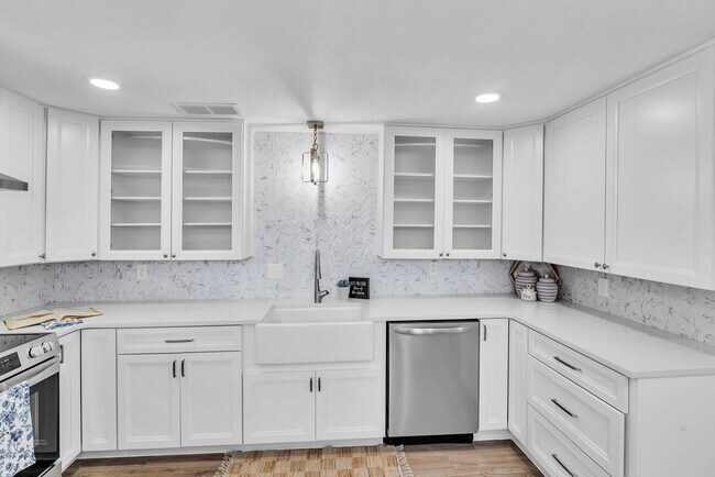 Foto del edificio - A spacious 3-bedroom, 2-bath layout provides plenty of room for family and guests!