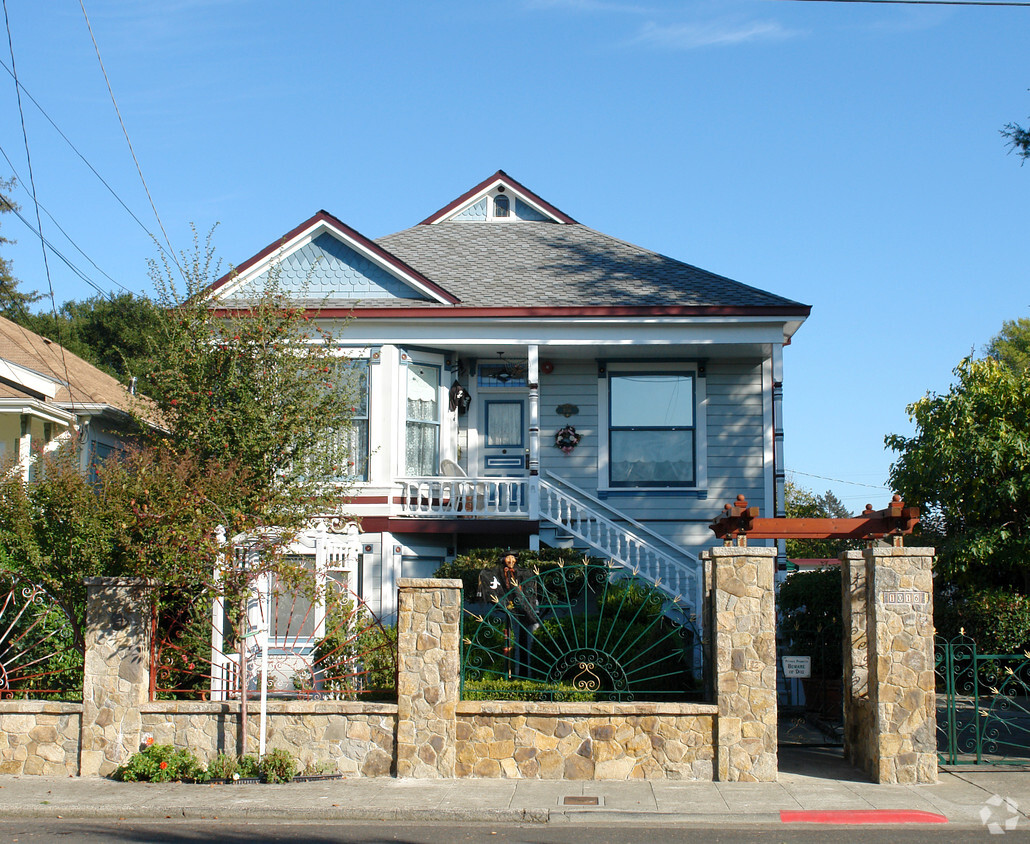 Building Photo - 1016 King St