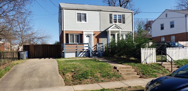 Frente - 5651 Fenwick Drive