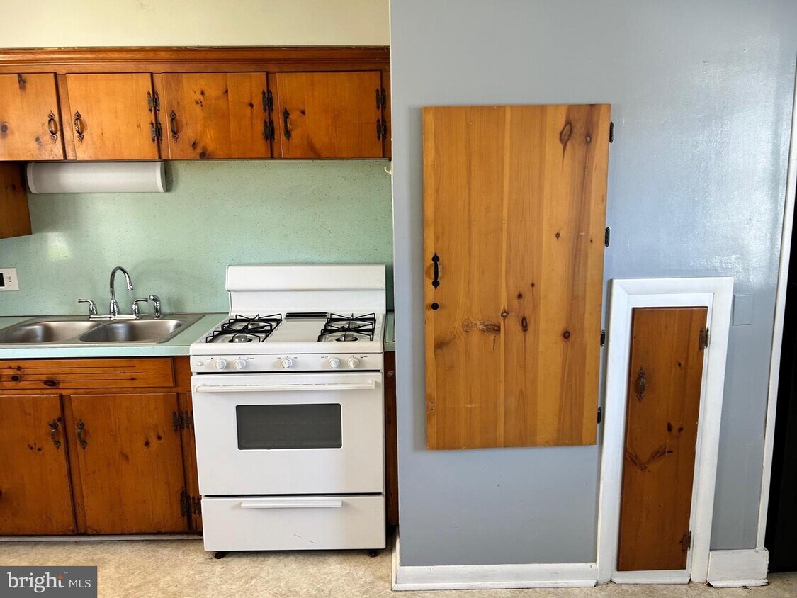 14 S York St Unit 1ST FLOOR, Mechanicsburg, PA 17055 Room for Rent in