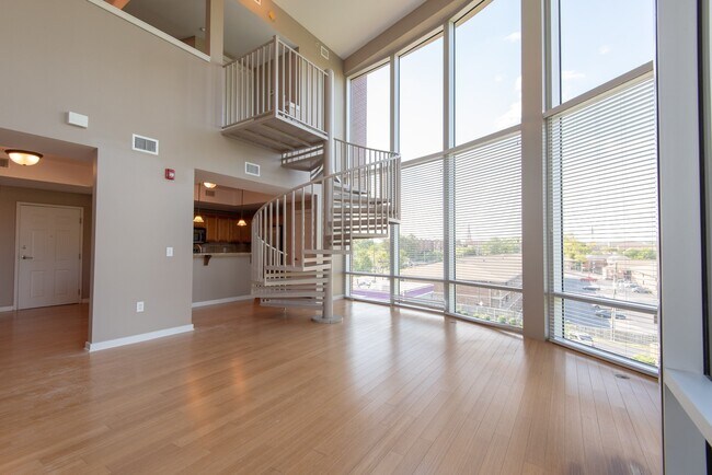 Foto del edificio - 2 Story Luxury Loft