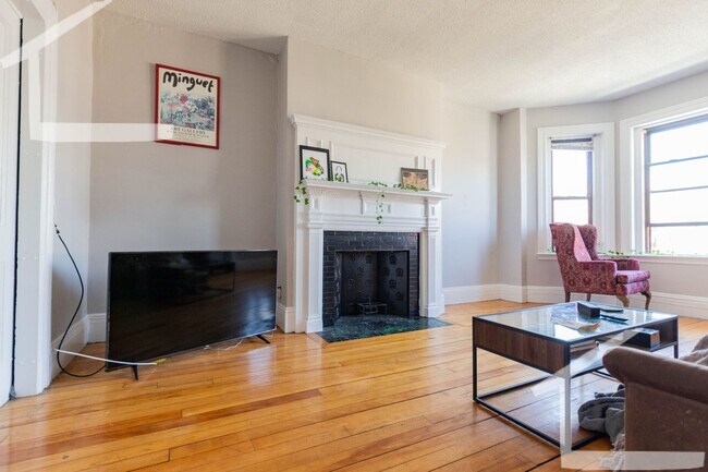 Building Photo - Nice 4 bed next to the green line in Allston