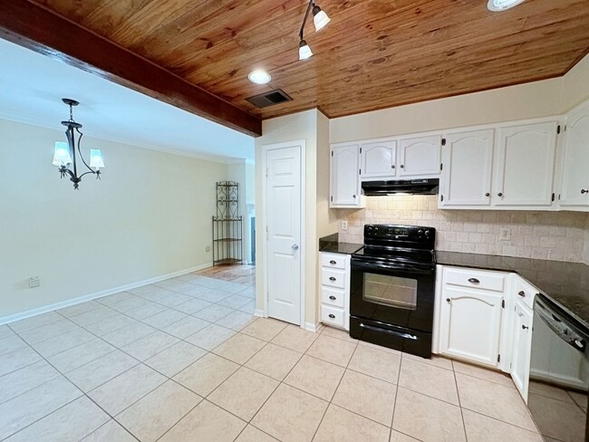 Building Photo - Custom Remodeled Townhome off Jefferson Hwy