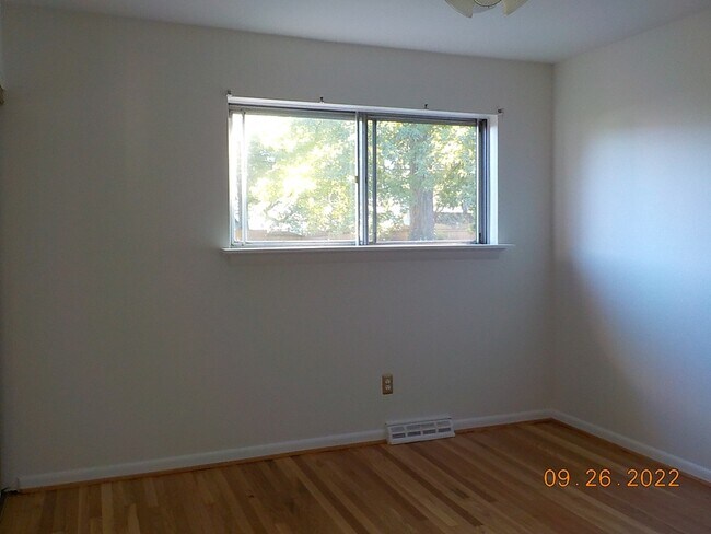 Building Photo - 378 Hobart Dr