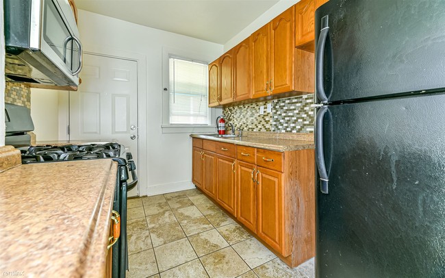 Building Photo - 3 br, 1 bath House - 273 Robinson St