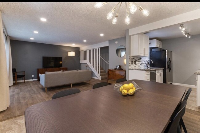 Building Photo - 336 Miraleste Dr