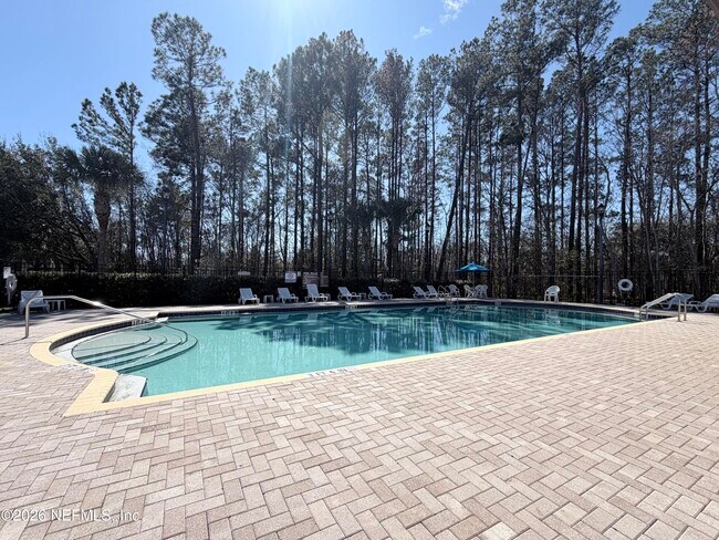 Foto del edificio - 7920 Merrill Rd