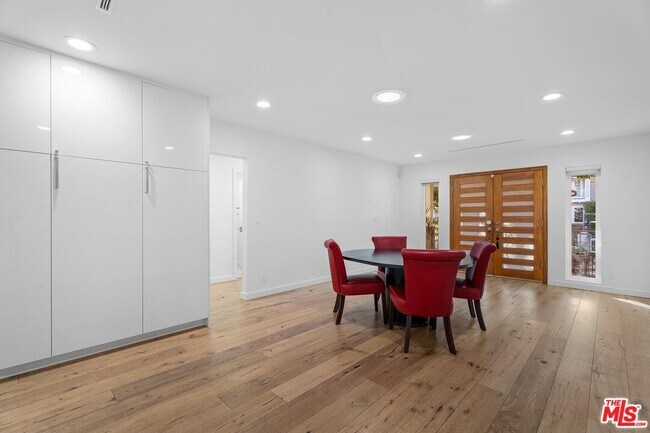 Foto del edificio - 4136 Greenbush Ave
