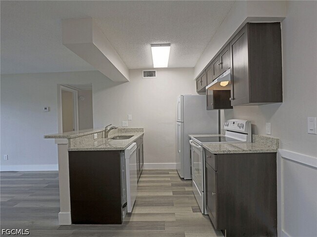 Building Photo - 5303 Summerlin Rd