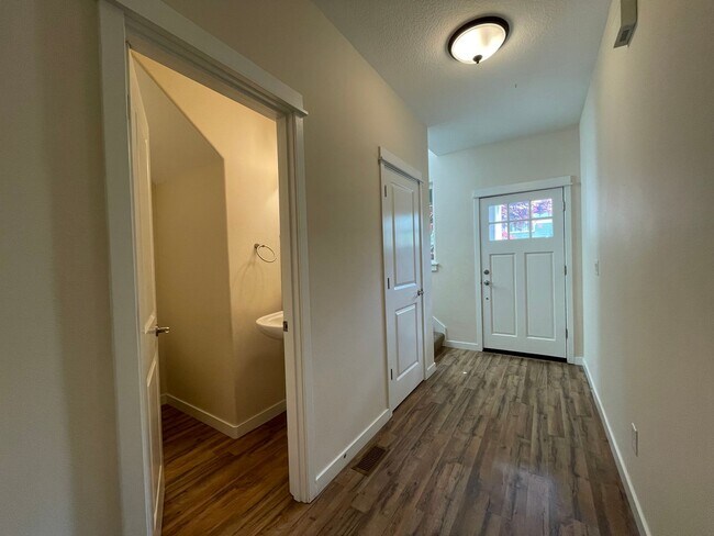 Foto del edificio - 4Bd/3Ba Traditional Hillsboro Home in the ...