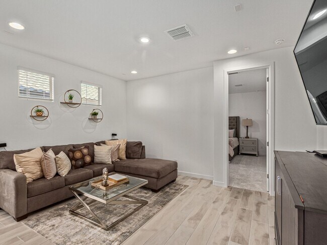 Building Photo - 1 Bedroom Single Family Mother-In-Law Suit...