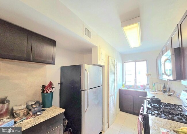 Building Photo - 3821 Davis Pl NW