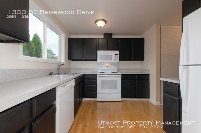 Building Photo - 1300 SE Briarwood Dr