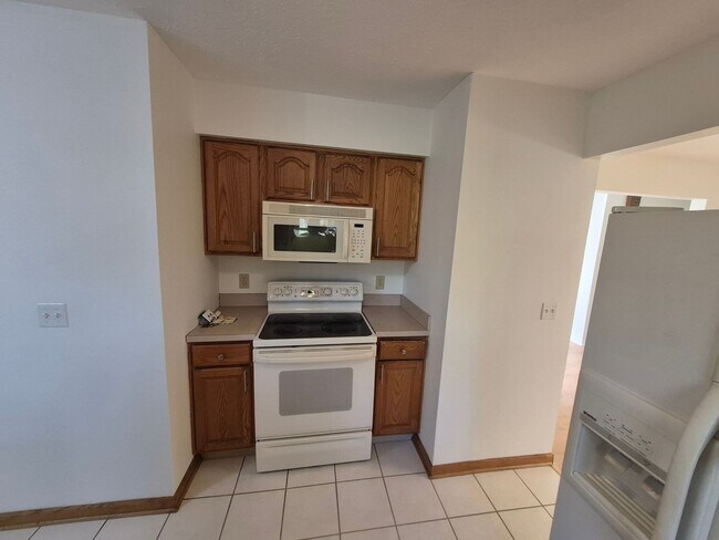 Foto del edificio - Charming 3BR 1.5BA Home w/ In-Unit Laundry + Central Air + Garage in Avon