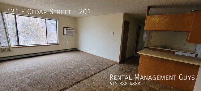 Foto del edificio - 4 bedroom 2 bathroom on second floor for 1...