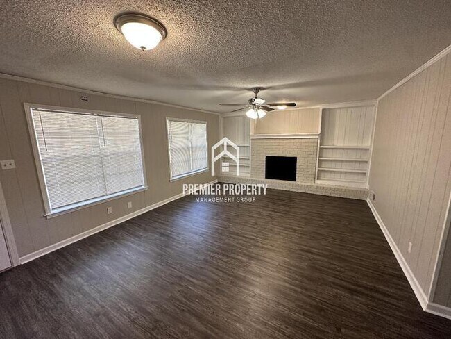 Foto del edificio - 5014 Ridge Tree Dr