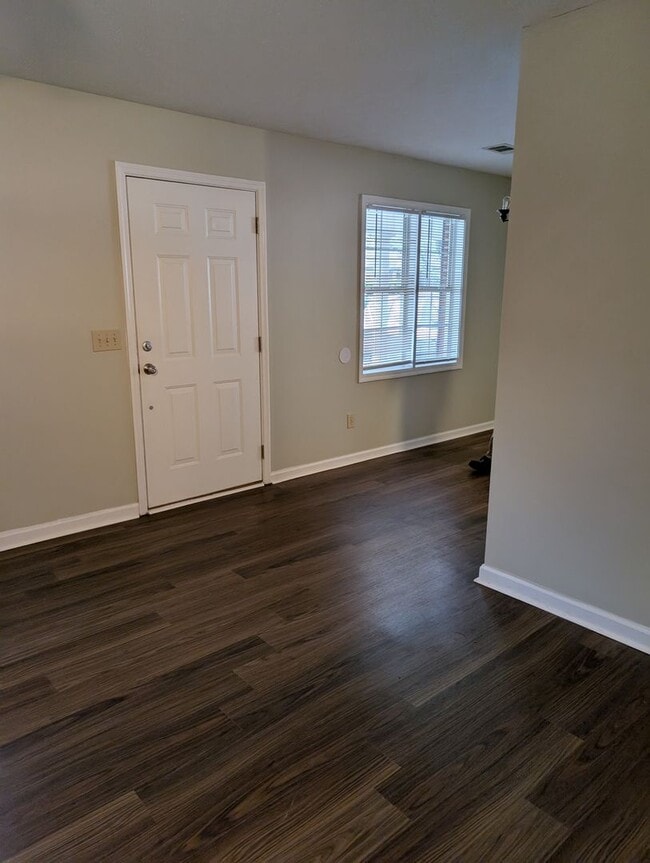 Building Photo - 866 Hollins Rd