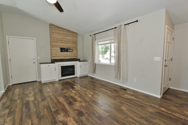 Building Photo - 3816 N Shamrock Ave