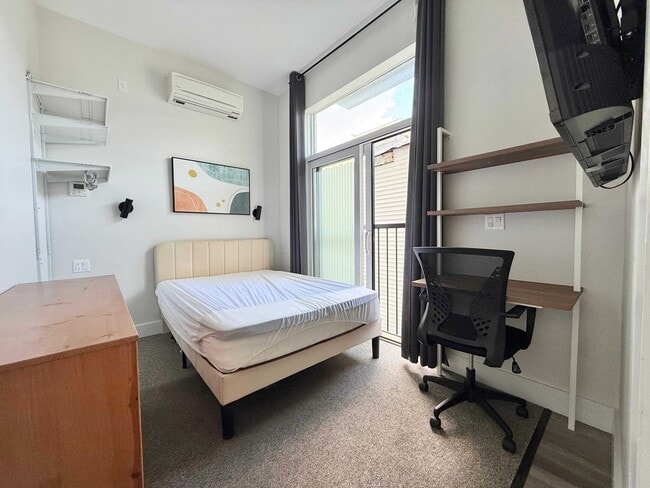 Building Photo - Furnished room/NOT APARTMENT