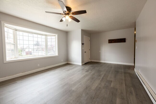 Foto del edificio - 4 BED 2 BATH HOME WITH BONUS ROOM IN IDAHO FALLS