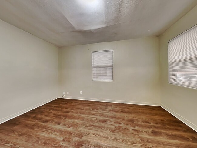 Foto del edificio - 5131 Dugdale Rd