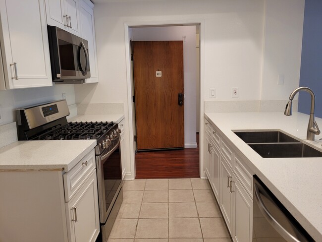 Building Photo - 2563 Plaza del Amo