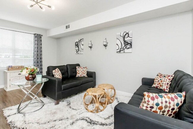 Foto del edificio - 600 Whispering Hills Dr