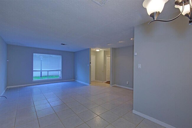 Building Photo - 9943 Valley Lake Dr