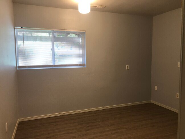 Dormitorio de 3,35 m x 2,13 m con armario - 105 W 2nd St Lower