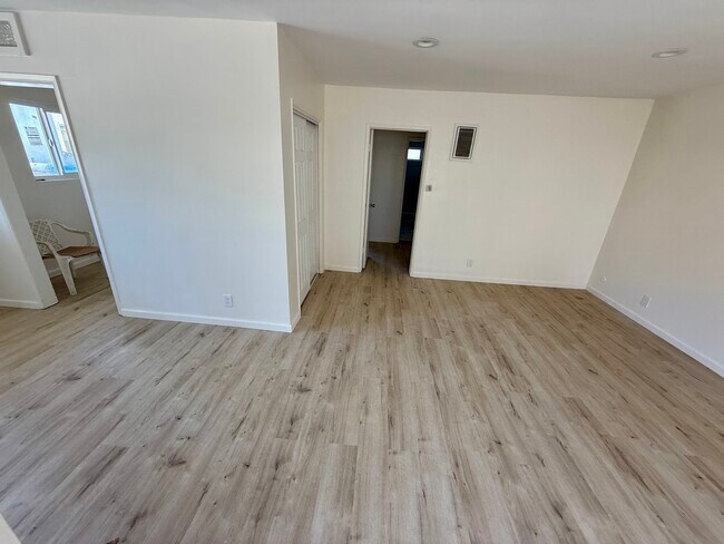 Foto del edificio - 1647 W 80th St
