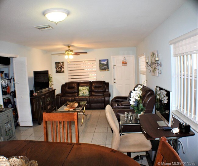 Foto del edificio - 3325 SW 23rd Terrace