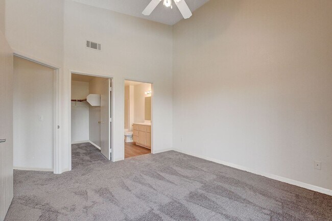 Foto del edificio - Freshly Renovated 2 Bedroom Condo